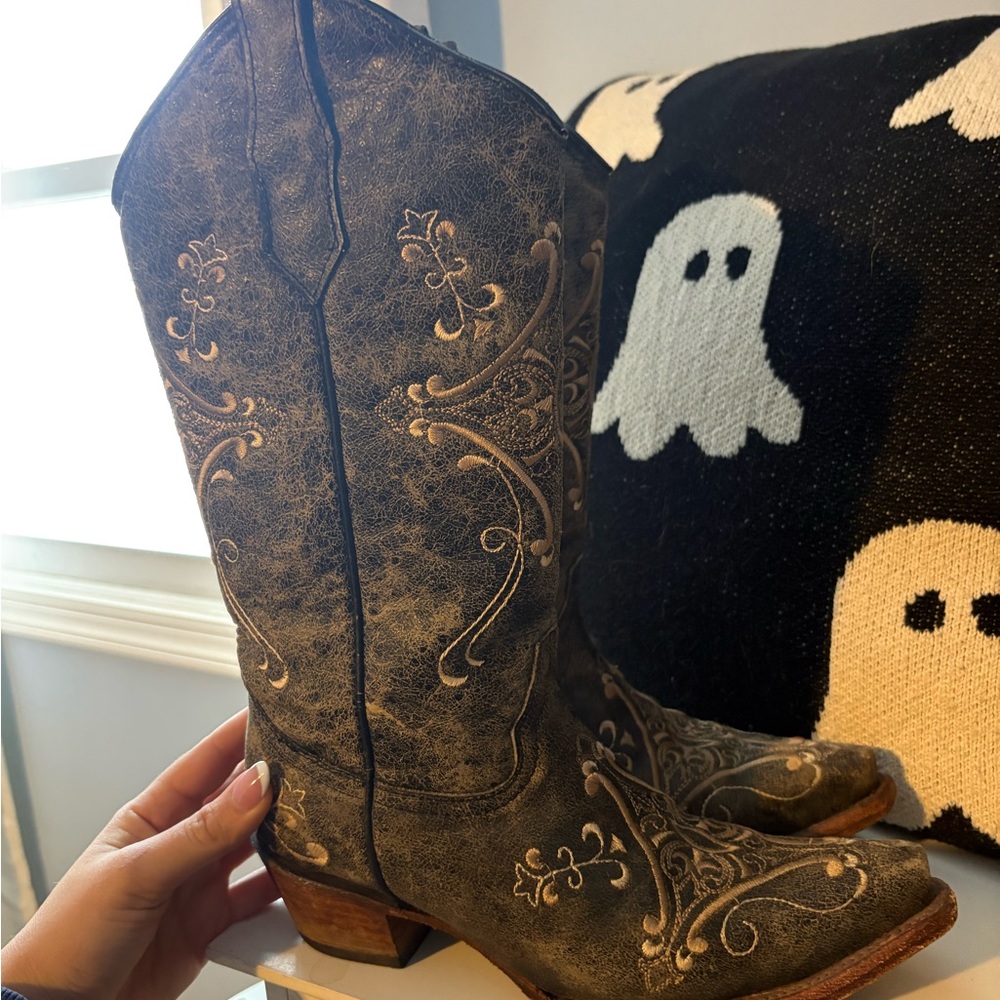 Circle G Distressed Brown Embroidered Western Heeled Boots